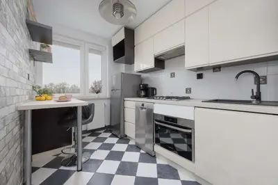 Kuchnia lub aneks kuchenny w obiekcie Comfortable Apartment with Air Conditioning and Balcony in the Capital by Noclegi Renters