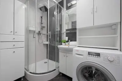 Łazienka w obiekcie Comfortable Apartment with Air Conditioning and Balcony in the Capital by Noclegi Renters