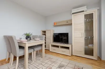 Telewizja i/lub zestaw kina domowego w obiekcie Comfortable Apartment with Air Conditioning and Balcony in the Capital by Noclegi Renters