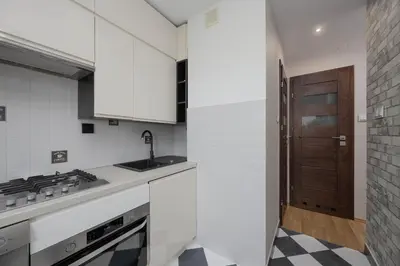 Kuchnia lub aneks kuchenny w obiekcie Comfortable Apartment with Air Conditioning and Balcony in the Capital by Noclegi Renters