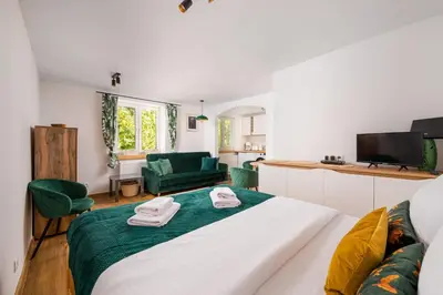 Łóżko lub łóżka w pokoju w obiekcie Francuska Deluxe Apartment by BookingHost