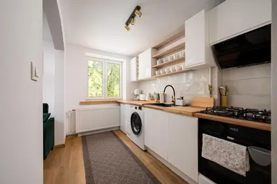 Kuchnia lub aneks kuchenny w obiekcie Francuska Deluxe Apartment by BookingHost