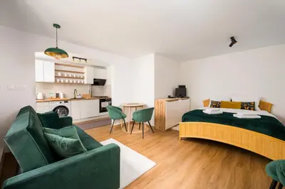 Łóżko lub łóżka w pokoju w obiekcie Francuska Deluxe Apartment by BookingHost