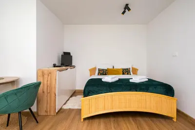 Łóżko lub łóżka w pokoju w obiekcie Francuska Deluxe Apartment by BookingHost