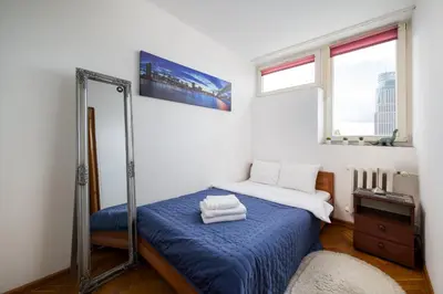 Łóżko lub łóżka w pokoju w obiekcie Chłodna Downtown Apartment by BookingHost