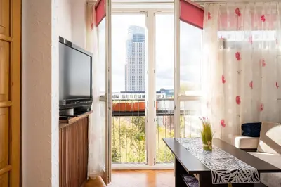 Telewizja i/lub zestaw kina domowego w obiekcie Chłodna Downtown Apartment by BookingHost