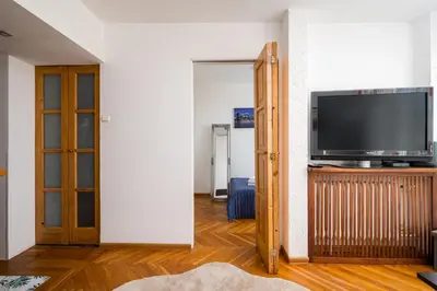 Telewizja i/lub zestaw kina domowego w obiekcie Chłodna Downtown Apartment by BookingHost