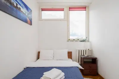 Łóżko lub łóżka w pokoju w obiekcie Chłodna Downtown Apartment by BookingHost