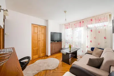 Telewizja i/lub zestaw kina domowego w obiekcie Chłodna Downtown Apartment by BookingHost