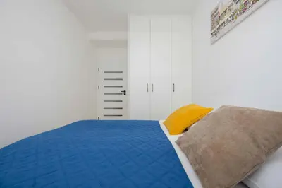 Łóżko lub łóżka w pokoju w obiekcie Comfortable Two-bedroom Apartment with Parking, Excellent Location in the City Centre by Noclegi Renters
