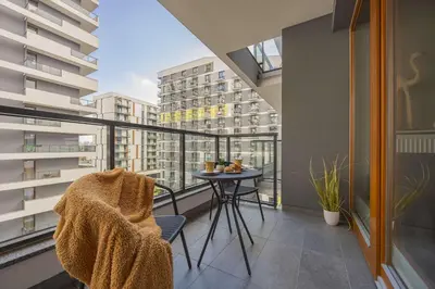 Balkon lub taras w obiekcie Comfortable Two-bedroom Apartment with Parking, Excellent Location in the City Centre by Noclegi Renters