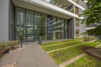 Ogród w obiekcie Comfortable Two-bedroom Apartment with Parking, Excellent Location in the City Centre by Noclegi Renters