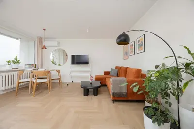 Telewizja i/lub zestaw kina domowego w obiekcie Unique 2 Bedroom Apartment with Air Conditioning in Warsaw by Noclegi Renters