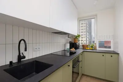 Kuchnia lub aneks kuchenny w obiekcie Unique 2 Bedroom Apartment with Air Conditioning in Warsaw by Noclegi Renters