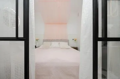 Łóżko lub łóżka w pokoju w obiekcie Pastel Apartment Andersa in Warsaw with Air Conditioning by Noclegi Renters