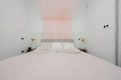 Łóżko lub łóżka w pokoju w obiekcie Pastel Apartment Andersa in Warsaw with Air Conditioning by Noclegi Renters