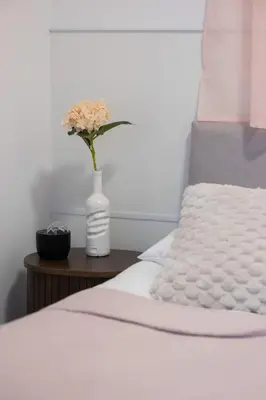Łóżko lub łóżka w pokoju w obiekcie Pastel Apartment Andersa in Warsaw with Air Conditioning by Noclegi Renters