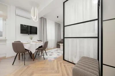 Telewizja i/lub zestaw kina domowego w obiekcie Pastel Apartment Andersa in Warsaw with Air Conditioning by Noclegi Renters