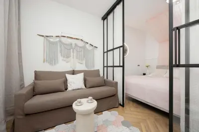 Łóżko lub łóżka w pokoju w obiekcie Pastel Apartment Andersa in Warsaw with Air Conditioning by Noclegi Renters