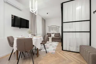 Telewizja i/lub zestaw kina domowego w obiekcie Pastel Apartment Andersa in Warsaw with Air Conditioning by Noclegi Renters
