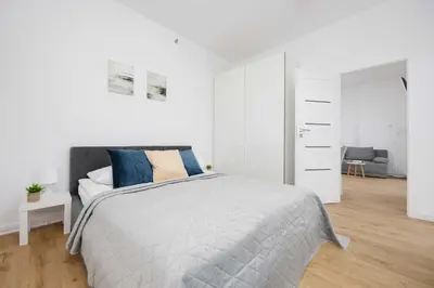 Łóżko lub łóżka w pokoju w obiekcie Kasprzaka Comfy Apartment near Metro Plocka with AC by Noclegi Renters