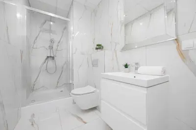 Łazienka w obiekcie Kasprzaka Comfy Apartment near Metro Plocka with AC by Noclegi Renters