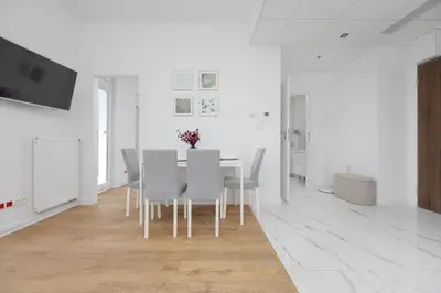 Telewizja i/lub zestaw kina domowego w obiekcie Kasprzaka Comfy Apartment near Metro Plocka with AC by Noclegi Renters