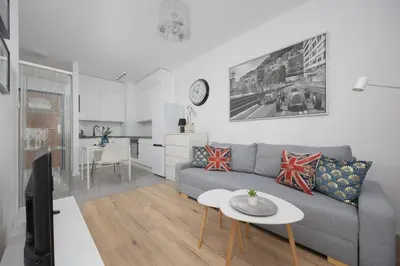 Kuchnia lub aneks kuchenny w obiekcie Bright Grey Apartment in Warsaw with Balcony by Noclegi Renters