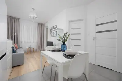Telewizja i/lub zestaw kina domowego w obiekcie Bright Grey Apartment in Warsaw with Balcony by Noclegi Renters
