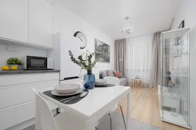 Kuchnia lub aneks kuchenny w obiekcie Bright Grey Apartment in Warsaw with Balcony by Noclegi Renters