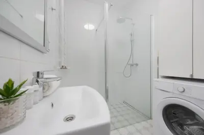 Łazienka w obiekcie Bright Grey Apartment in Warsaw with Balcony by Noclegi Renters