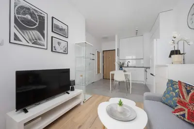 Telewizja i/lub zestaw kina domowego w obiekcie Bright Grey Apartment in Warsaw with Balcony by Noclegi Renters
