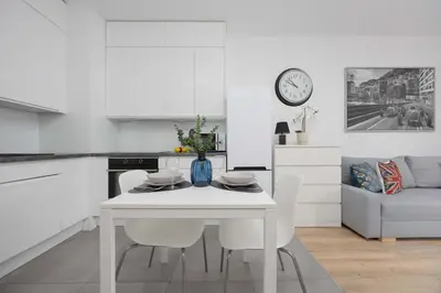Kuchnia lub aneks kuchenny w obiekcie Bright Grey Apartment in Warsaw with Balcony by Noclegi Renters