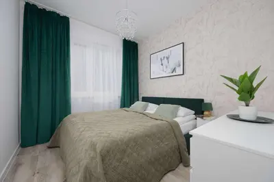 Łóżko lub łóżka w pokoju w obiekcie Blue Apartment in Warsaw with Desk for Remote Work and Parking by Noclegi Renters