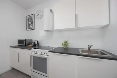 Kuchnia lub aneks kuchenny w obiekcie Blue Apartment in Warsaw with Desk for Remote Work and Parking by Noclegi Renters