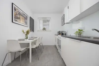 Kuchnia lub aneks kuchenny w obiekcie Blue Apartment in Warsaw with Desk for Remote Work and Parking by Noclegi Renters