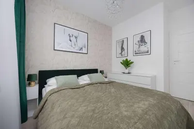 Łóżko lub łóżka w pokoju w obiekcie Blue Apartment in Warsaw with Desk for Remote Work and Parking by Noclegi Renters