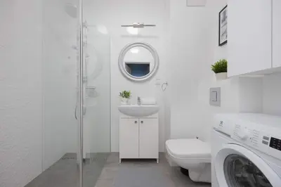 Łazienka w obiekcie Blue Apartment in Warsaw with Desk for Remote Work and Parking by Noclegi Renters