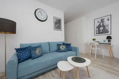 Część wypoczynkowa w obiekcie Blue Apartment in Warsaw with Desk for Remote Work and Parking by Noclegi Renters