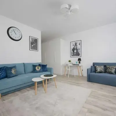 Blue Apartment in Warsaw with Desk for Remote Work and Parking by Noclegi Renters