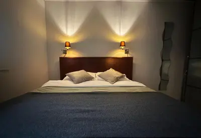 Łóżko lub łóżka w pokoju w obiekcie Metro & Old Town Praga Apartment Wiosenna