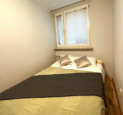 Łóżko lub łóżka w pokoju w obiekcie Metro & Old Town Praga Apartment Wiosenna