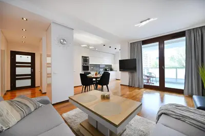 Telewizja i/lub zestaw kina domowego w obiekcie MERIDIAN Building Modern 1BR with Balcony & Parking in Wola
