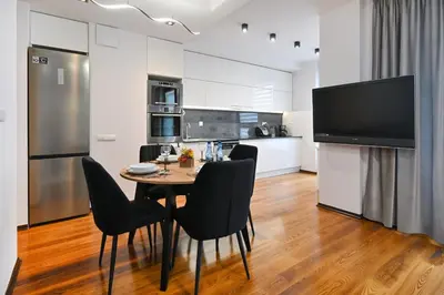 Kuchnia lub aneks kuchenny w obiekcie MERIDIAN Building Modern 1BR with Balcony & Parking in Wola