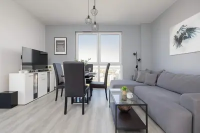 Telewizja i/lub zestaw kina domowego w obiekcie Rondo Wiatraczna Skyview Apartment with Parking Space & Balcony by Noclegi Renters