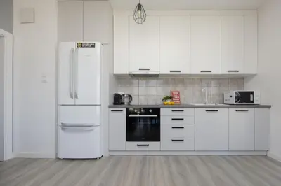 Kuchnia lub aneks kuchenny w obiekcie Rondo Wiatraczna Skyview Apartment with Parking Space & Balcony by Noclegi Renters