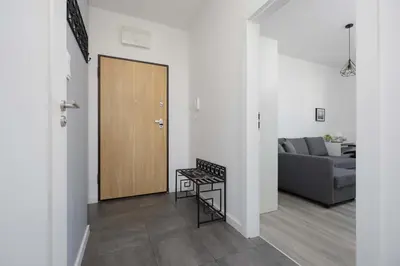 Część wypoczynkowa w obiekcie Rondo Wiatraczna Skyview Apartment with Parking Space & Balcony by Noclegi Renters