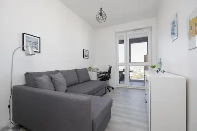 Część wypoczynkowa w obiekcie Rondo Wiatraczna Skyview Apartment with Parking Space & Balcony by Noclegi Renters