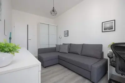 Część wypoczynkowa w obiekcie Rondo Wiatraczna Skyview Apartment with Parking Space & Balcony by Noclegi Renters