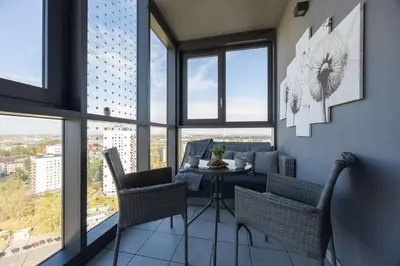 Część wypoczynkowa w obiekcie Rondo Wiatraczna Skyview Apartment with Parking Space & Balcony by Noclegi Renters